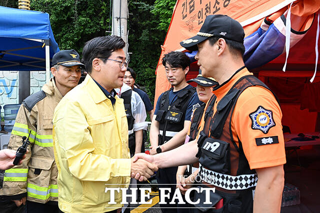박찬대 인천시장(오른쪽)이 20일 오후 사흘째 화재가 이어지고 있는 인천 서해구 쿠팡32물류센터를 찾아 현장을 둘러보고 있다. /인천=김성렬 기자