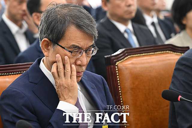노태악 전 중앙선거관리위원장이 1일 오전 서울 여의도 국회에서 열린 제9회 전국동시지방선거 투표용지 부족 사태 등 국민 참정권 침해 진상규명 및 선거관리 개혁을 위한 국정조사 특별위원회 전체회의에 참석해 생각에 잠겨있다. /국회=남용희 기자
