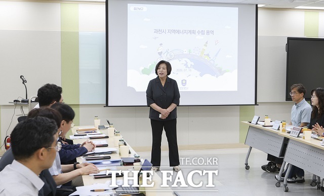 신계용 과천시장이 16일 시청 제2회의실에서 탄소중립을 위한 지역에너지계획 수립 용역 중간보고회에서 인사말을 하고 있다. /과천시