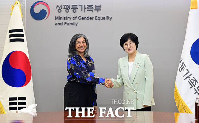 원민경 성평등가족부 장관(오른쪽)이 20일 오후 서울 종로구 정부서울청사에서 비나이퍼 노로지 오픈소사이어티재단 회장과 기념촬영을 하고 있다. /임영무 기자