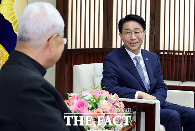 조정식 국회의장(오른쪽)이 20일 오전 서울 여의도 국회에서 교황청 성직자부 장관인 유흥식 추기경을 접견하며 기념촬영을 하고 있다. /국회=박헌우 기자