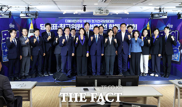 20일 서울 여의도 더불어민주당 중앙당사 당원존에서 열린 당대표 및 최고위원 후보 예비경선 합동연설회에서 김민석, 고민정, 정청래, 김보미, 송영길 당대표 후보와 최고위원 후보들이 기념촬영을 하고 있다. /국회사진기자단