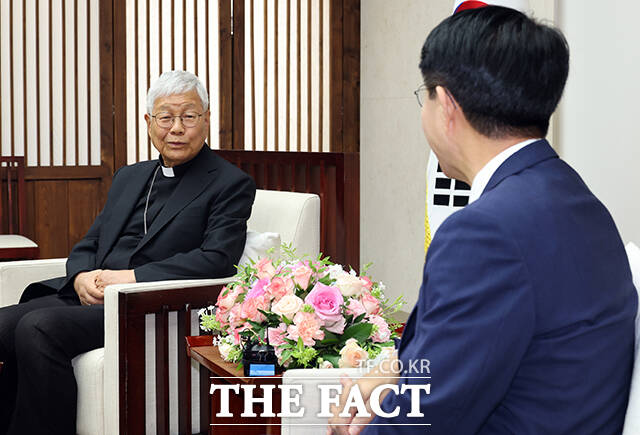 조정식 국회의장(오른쪽)이 20일 오전 서울 여의도 국회에서 교황청 성직자부 장관인 유흥식 추기경을 접견하며 기념촬영을 하고 있다. /국회=박헌우 기자
