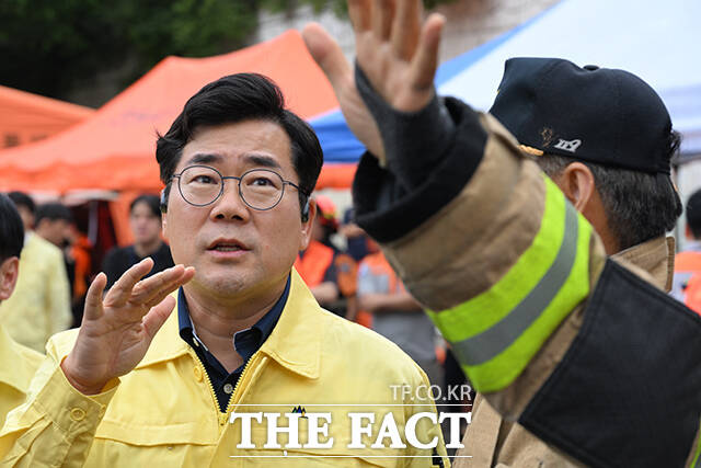 박찬대 인천시장(오른쪽)이 20일 오후 사흘째 화재가 이어지고 있는 인천 서해구 쿠팡32물류센터를 찾아 현장을 둘러보고 있다. /인천=김성렬 기자