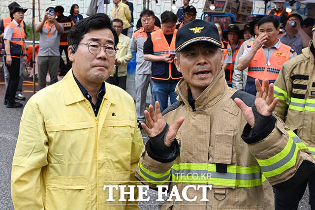박찬대 인천시장(오른쪽)이 20일 오후 사흘째 화재가 이어지고 있는 인천 서해구 쿠팡32물류센터를 찾아 현장을 둘러보고 있다. /인천=김성렬 기자