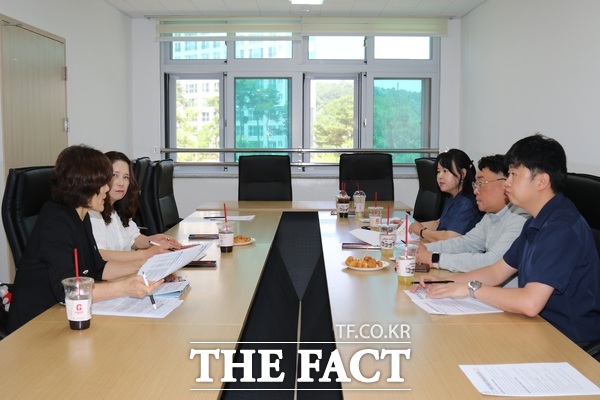 대전둔곡초중학교를 찾은 대전 학부모 급식모니터링단 소속 학부모들이 회의를 하고 있다. /정예준 기자
