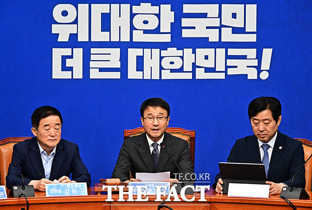 한병도 더불어민주당 대표 직무대행 겸 원내대표(왼쪽 두번째)가 20일 오전 서울 여의도 국회에서 열린 최고위원회의에 참석해 모두발언을 하고 있다. /국회=배정한 기자