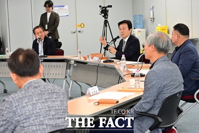진주시 공공기관 유치위원회 간담회 모습. /진주시