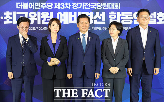 더불어민주당 예비경선 합동연설회 참석한 김민석 전 총리와 고민정 의원, 정청래 전 대표, 김보미 전 강진군 의원, 송영길 의원(왼쪽부터). /국회사진기자단