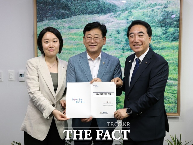 박수현 충남도지사(오른쪽)가 20일 국회의원회관을 찾아 김정호 국회 기후에너지환경위원장(가운데), 이소영 기후에너지환경위원회 여당 간사에게 충남도 당면 현안 건의 사항을 전달한 뒤 기념 촬영을 하고 있다. /충남도