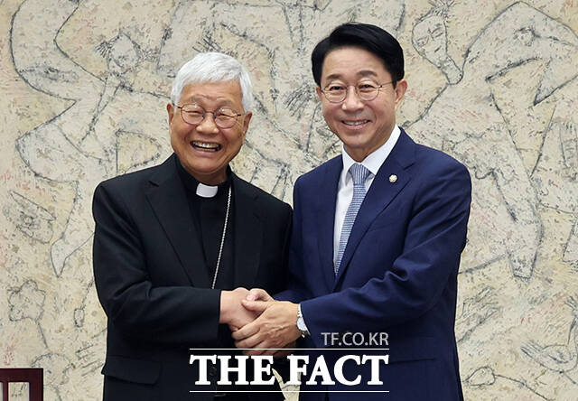조정식 국회의장(오른쪽)이 20일 오전 서울 여의도 국회에서 교황청 성직자부 장관인 유흥식 추기경을 접견하며 기념촬영을 하고 있다. /국회=박헌우 기자