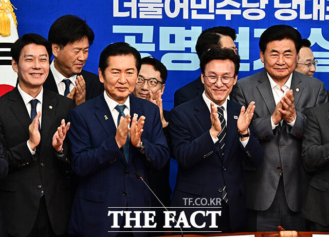 긴장감 흐르는 정청래 후보와 김민석 후보.