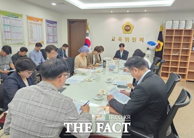 20일 인천시의회 교육위원회 위원들이 쿠팡 물류센터 화재 사고와 관련 시교육청으로부터 이재민을 위한 학교임시주거시설 지원 대책을 청취하고 있다./인천시의회