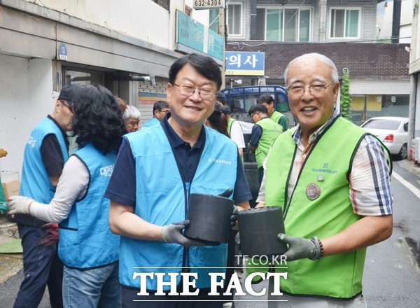 권흥주 호국보훈기념사업회 회장(오른쪽)과 오석진 대전시교육감이 지난 18일 대전시 동구 신안동 국가유공자 가정을 찾아 사랑의 연탄 긴급구호 839주 차 봉사활동을 펼쳤다. /봉사체험교실