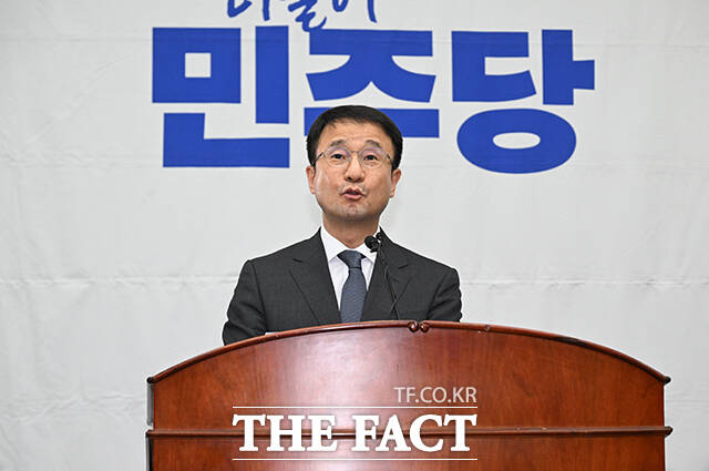 한병도 더불어민주당 대표 직무대행 겸 원내대표를 비롯한 더불어민주당 의원들이 20일 오후 서울 여의도 국회에서 열린 더불어민주당 의원총회에 참석해 피켓을 들고 구호를 외치고 있다. /국회=박헌우 기자