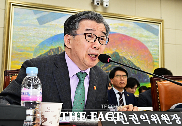 유철환 전 국민권익위원장이 지난해 11월 서울 여의도 국회에서 열린 정무위원회 전체회의에 출석해 질의에 답변을 하고 있다. /배정한 기자