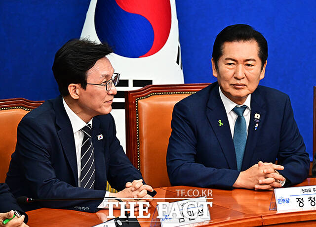 공명선거 실천 서약식 참석한 김민석 당대표 후보와 정청래 후보.
