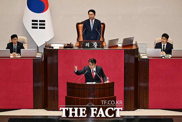 윤상현 국민의힘 의원이 20일 오후 서울 여의도 국회에서 열린 제437회 국회(임시회) 제1차 본회의에 참석해 '윤석열·김건희에 의한 내란·외환 및 국정농단 행위의 진상규명을 위한 특별검사 임명 등에 관한 법률 일부개정법률안(대안)'에 대해 무제한토론(필리버스터)을 하고 있다. /국회=배정한 기자