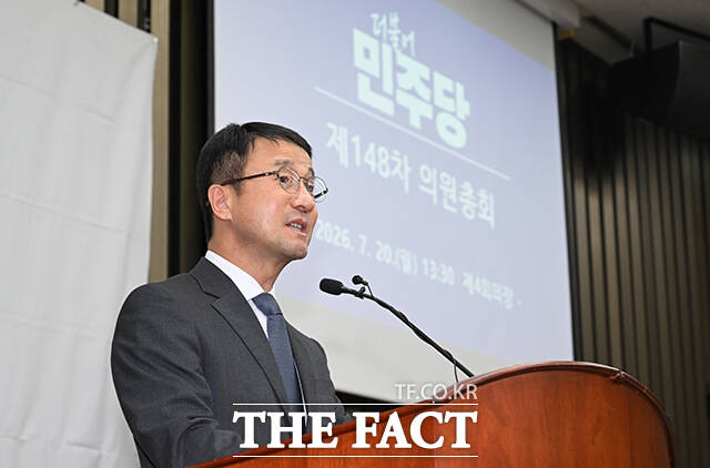 한병도 더불어민주당 대표 직무대행 겸 원내대표를 비롯한 더불어민주당 의원들이 20일 오후 서울 여의도 국회에서 열린 더불어민주당 의원총회에 참석해 피켓을 들고 구호를 외치고 있다. /국회=박헌우 기자