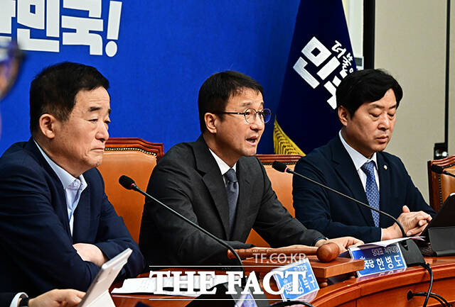 한병도 더불어민주당 대표 직무대행 겸 원내대표(왼쪽 두번째)가 20일 오전 서울 여의도 국회에서 열린 최고위원회의에 참석해 모두발언을 하고 있다. /국회=배정한 기자