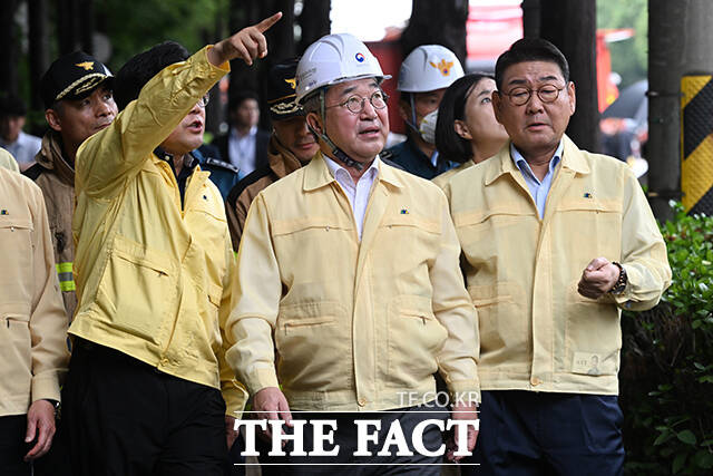 윤호중 행정안전부 장관이 20일 오후 사흘째 화재가 이어지고 있는 인천 서해구 쿠팡32물류센터를 찾아 소방관계자에게 브리핑을 받은 뒤 취재진의 질의에 답하고 있다. /인천=김성렬 기자