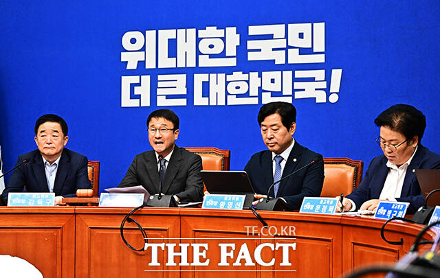 한병도 더불어민주당 대표 직무대행 겸 원내대표(왼쪽 두번째)가 20일 오전 서울 여의도 국회에서 열린 최고위원회의에 참석해 모두발언을 하고 있다. /국회=배정한 기자