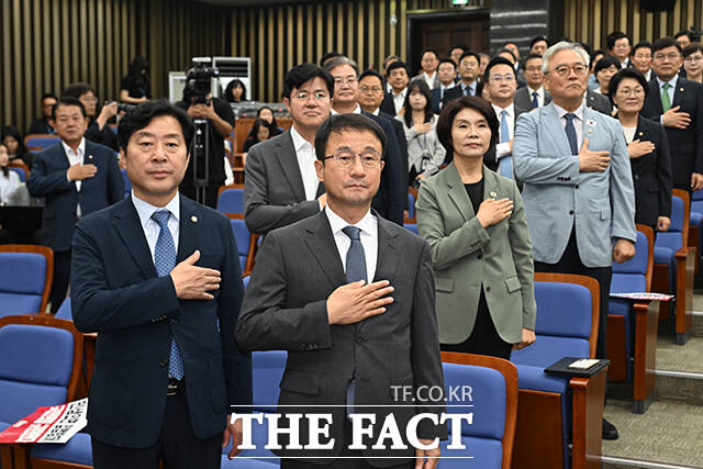 한병도 더불어민주당 대표 직무대행 겸 원내대표를 비롯한 더불어민주당 의원들이 20일 오후 서울 여의도 국회에서 열린 더불어민주당 의원총회에 참석해 피켓을 들고 구호를 외치고 있다. /국회=박헌우 기자