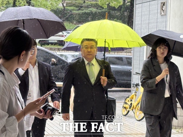 윤석열 정부 시절 대통령실 관저 이전 의혹을 부실하게 감사했다는 혐의를 받는 유병호 감사원 감사위원이 구속영장 실질심사를 앞둔 20일 오전 서울 서초구 서울중앙지법에 출석했다. /정예은 기자