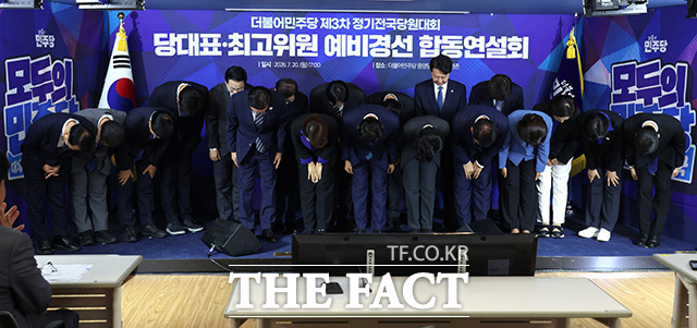 더불어민주당 예비경선 합동연설회 참석한 김민석 전 총리와 고민정 의원, 정청래 전 대표, 김보미 전 강진군 의원, 송영길 의원(왼쪽부터). /국회사진기자단