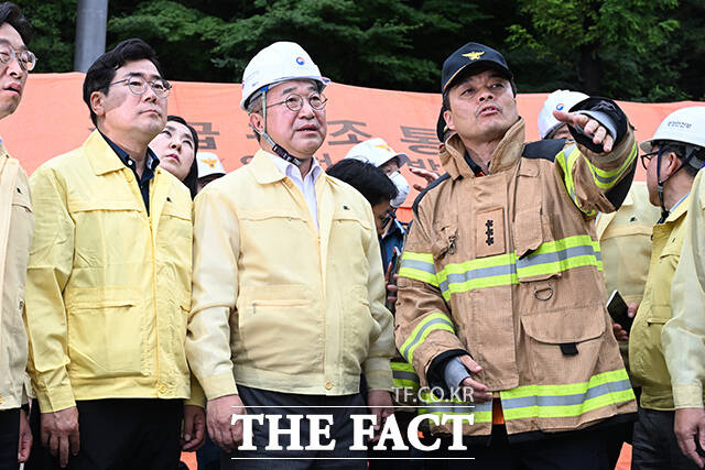 윤호중 행정안전부 장관이 20일 오후 사흘째 화재가 이어지고 있는 인천 서해구 쿠팡32물류센터를 찾아 소방관계자에게 브리핑을 받은 뒤 취재진의 질의에 답하고 있다. /인천=김성렬 기자