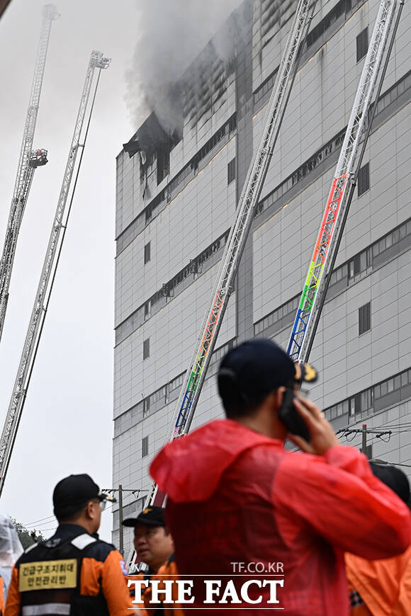 인천 서해구 쿠팡32물류센터의 화재가 사흘째 이어지고 있는 20일 오전 화재 현장에서 연기가 뿜어져 나오고 있다. /인천=김성렬 기자