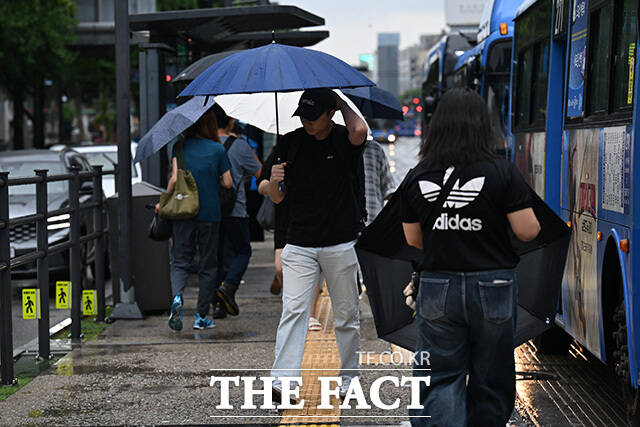 관광객들이 청계천을 바라보고 있다.