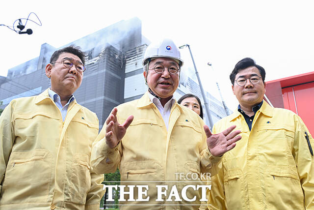 윤호중 행정안전부 장관이 20일 오후 사흘째 화재가 이어지고 있는 인천 서해구 쿠팡32물류센터를 찾아 소방관계자에게 브리핑을 받은 뒤 취재진의 질의에 답하고 있다. /인천=김성렬 기자