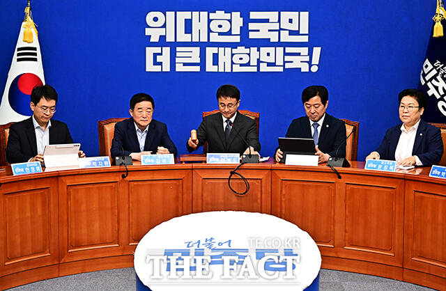 한병도 더불어민주당 대표 직무대행 겸 원내대표(왼쪽 두번째)가 20일 오전 서울 여의도 국회에서 열린 최고위원회의에 참석해 모두발언을 하고 있다. /국회=배정한 기자