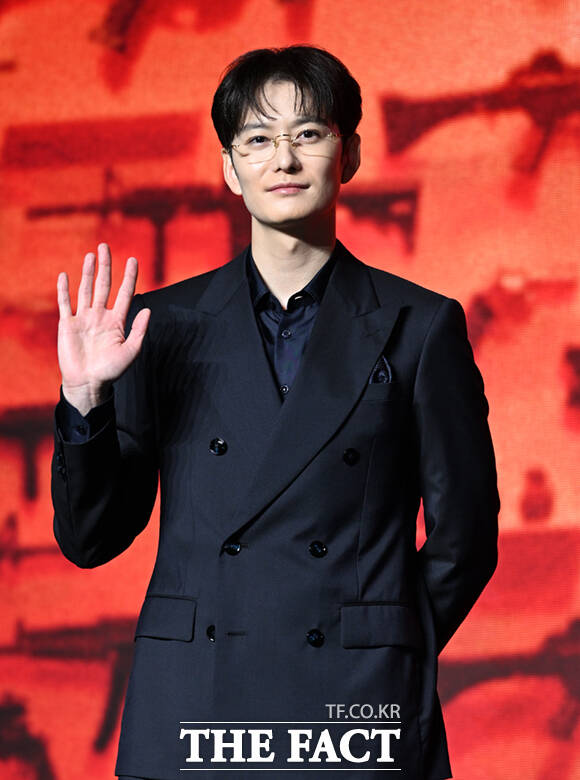 이권 감독과 배우 오카다 마사키, 현리, 김민, 정윤하, 금해나, 조한선, 김혜준, 이동욱(왼쪽부터)이 20일 서울 영등포구 여의도 콘래드 서울 호텔에서 열린 디즈니+ 오리지널 시리즈 '킬러들의 쇼핑몰 시즌2' 제작발표회에 참석해 포즈를 취하고 있다. /이새롬 기자