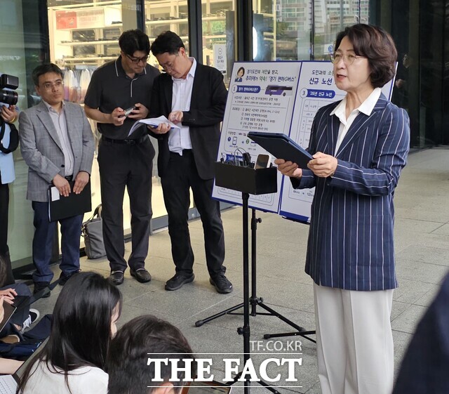 추미애 경기도지사가 취임 20일째인 20일 오후 성남시 판교역 동편 버스 정류장 앞에서 기자회견을 열어 경기도형 좌석예약버스인 경기편하G버스 신규 노선 5개를 발표하고 있다. /이승호 기자