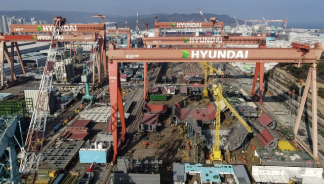 HD현대중공업 울산조선소에서 지난 18일 협력업체 근로자가 곤돌라와 상부 발판 사이에 끼여 사망했다. 사진은 HD현대중공업 야드 전경. /HD현대