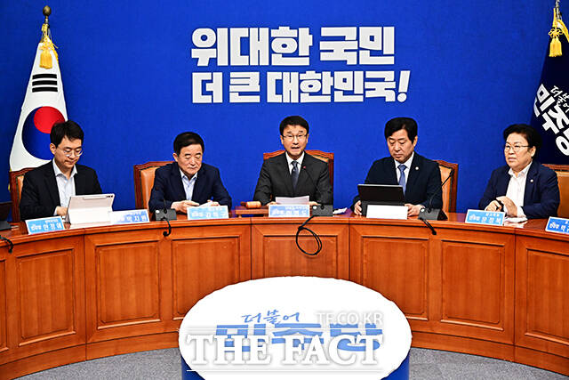 한병도 더불어민주당 대표 직무대행 겸 원내대표(왼쪽 두번째)가 20일 오전 서울 여의도 국회에서 열린 최고위원회의에 참석해 모두발언을 하고 있다. /국회=배정한 기자
