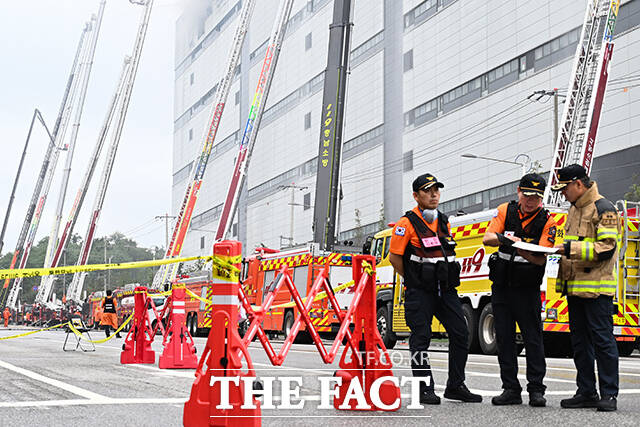 인천 서해구 쿠팡32물류센터의 화재가 사흘째 이어지고 있는 20일 오후 화재 현장에서 연기가 뿜어져 나오고 있다. /인천=김성렬 기자