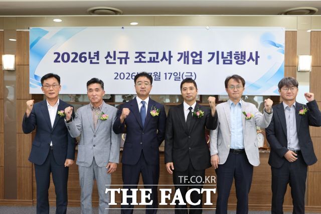 17일 렛츠런파크 부산경남 엄영석(오른쪽 두 번째부터) 본부장, 구현완 조교사,손병철 조교사를 비롯해 관계자들이 조교사 개업 행사에서 사진을 찍고 있다. /렛츠런파크 부산경남