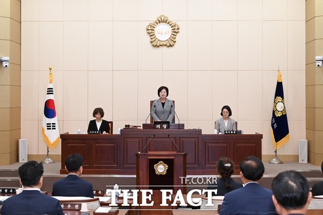 20일 남원시의회 본회의장에서 제282회 임시회가 열린 가운데 한명숙 의장이 개회를 선언하고 있다. /남원시의회