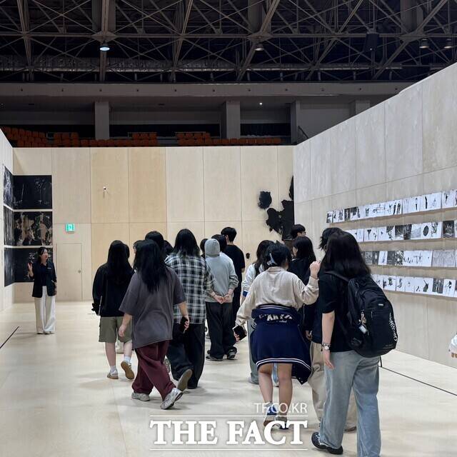 전남국제수묵비엔날레 관람객들이 전시물을 둘러보고 있다. /전남광주통합시