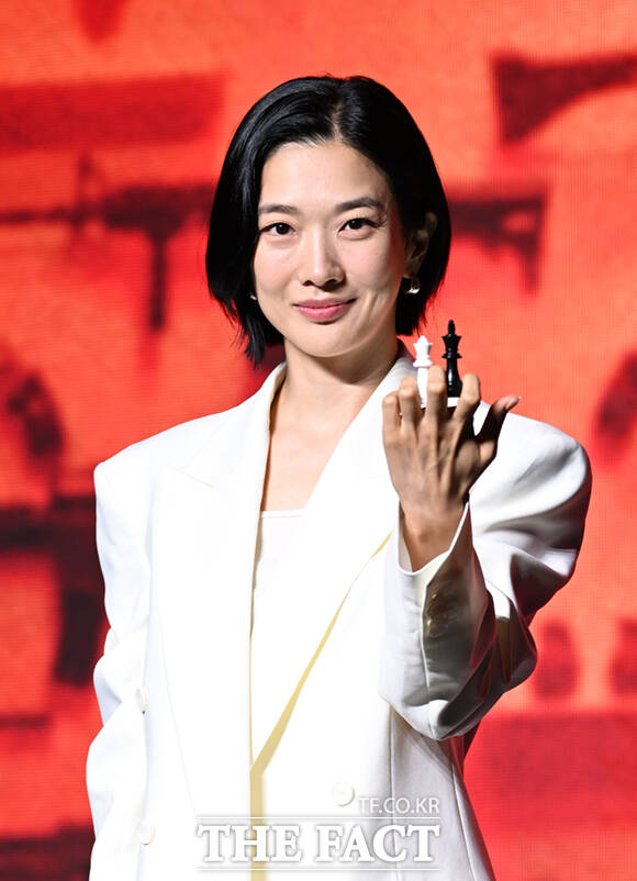 이권 감독과 배우 오카다 마사키, 현리, 김민, 정윤하, 금해나, 조한선, 김혜준, 이동욱(왼쪽부터)이 20일 서울 영등포구 여의도 콘래드 서울 호텔에서 열린 디즈니+ 오리지널 시리즈 '킬러들의 쇼핑몰 시즌2' 제작발표회에 참석해 포즈를 취하고 있다. /이새롬 기자