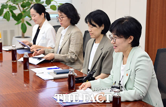 원민경 성평등가족부 장관(오른쪽)이 20일 오후 서울 종로구 정부서울청사에서 비나이퍼 노로지 오픈소사이어티재단 회장과 기념촬영을 하고 있다. /임영무 기자