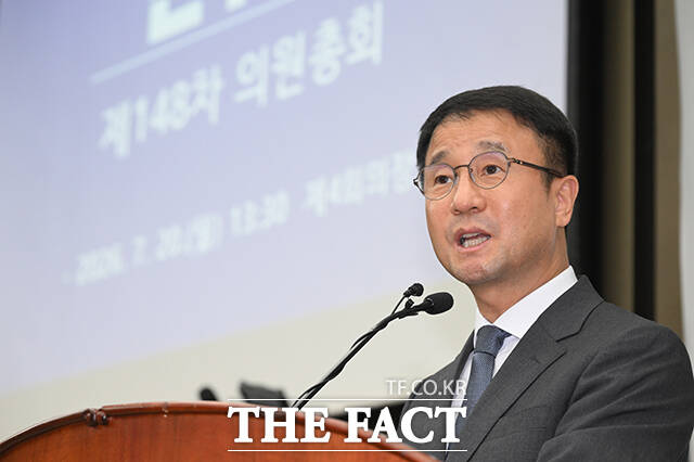 한병도 더불어민주당 대표 직무대행 겸 원내대표를 비롯한 더불어민주당 의원들이 20일 오후 서울 여의도 국회에서 열린 더불어민주당 의원총회에 참석해 피켓을 들고 구호를 외치고 있다. /국회=박헌우 기자