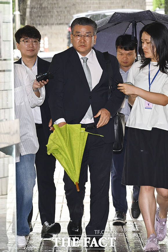 직권남용권리행사방해 혐의를 받고 있는 유병호 감사원 감사위원이 20일 오전 서울 서초구 서울중앙지방법원에서 열린 구속 전 피의자 심문(영장실질심사)에 출석하고 있다. /남윤호 기자