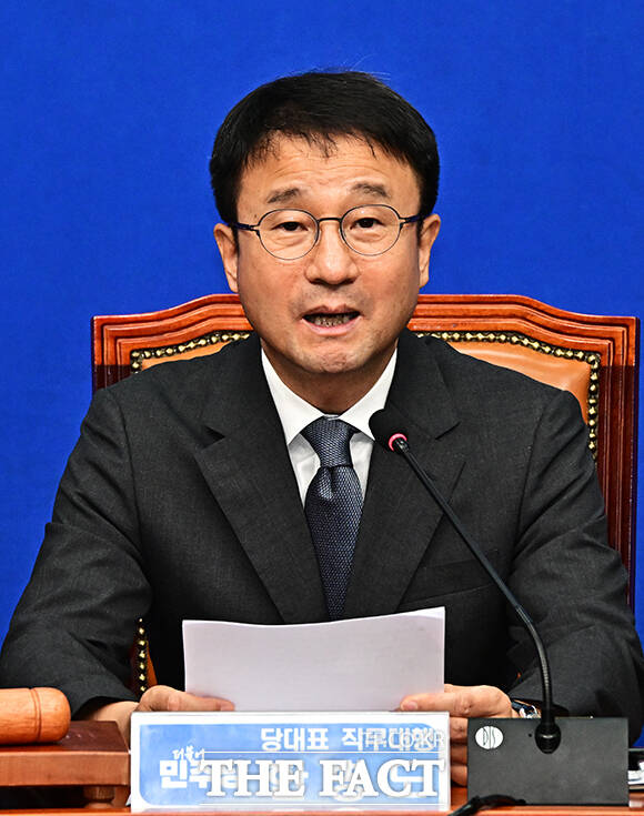 한병도 더불어민주당 대표 직무대행 겸 원내대표(왼쪽 두번째)가 20일 오전 서울 여의도 국회에서 열린 최고위원회의에 참석해 모두발언을 하고 있다. /국회=배정한 기자