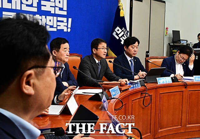한병도 더불어민주당 대표 직무대행 겸 원내대표(왼쪽 두번째)가 20일 오전 서울 여의도 국회에서 열린 최고위원회의에 참석해 모두발언을 하고 있다. /국회=배정한 기자