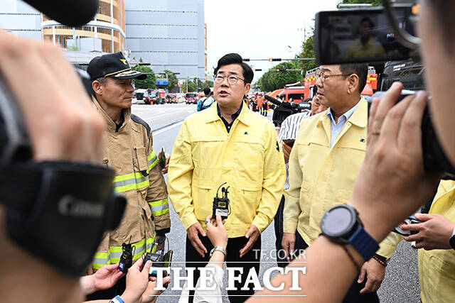 박찬대 인천시장(오른쪽)이 20일 오후 사흘째 화재가 이어지고 있는 인천 서해구 쿠팡32물류센터를 찾아 현장을 둘러보고 있다. /인천=김성렬 기자