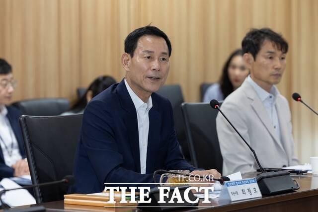 20일 익산시청 대회의실에서 최정호 익산시장 주재로 민관협력 협의체 추진계획 보고회가 열린 가운데 최 시장이 발언하고 있다. /익산시